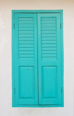 beyaz duvar yeşil camda