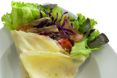 salata krep ham pastırma ve yemek üzerinde sebze ile 