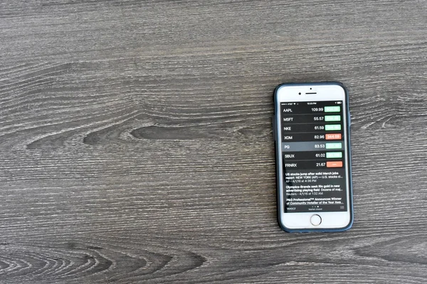 Apple iphone 6s zobrazování burzovní informace — Stock fotografie