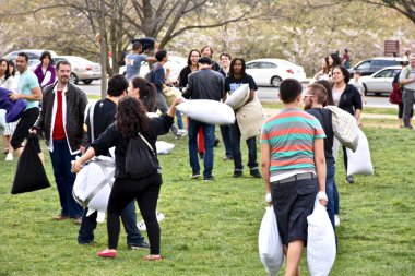 Grup yastık kavgası DC