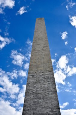 Washington Anıtı ve bize mavi gökyüzü gün bayrak