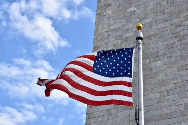 Памятник Вашингтону и флаг США в день голубого неба — стоковое фото