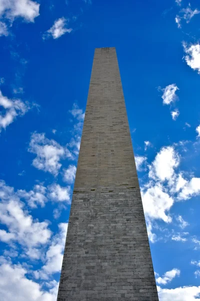 Monumento a Washington y bandera de Estados Unidos en el día del cielo azul —  Fotos de Stock