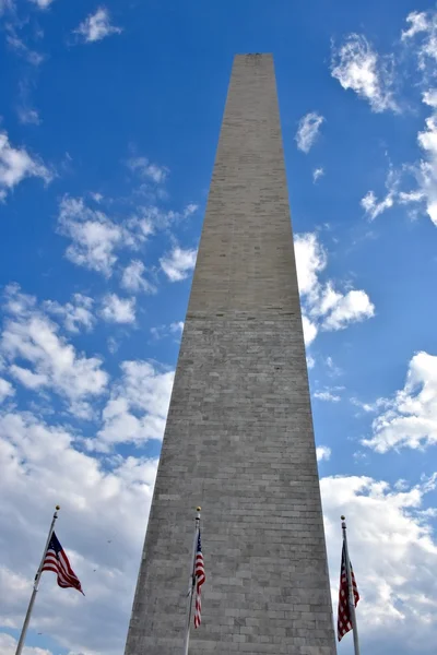 Памятник Вашингтону и флаг США в день голубого неба — стоковое фото
