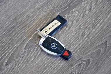 Mercedes-Benz anahtar bir ahşap yüzeye