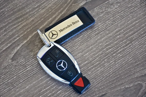 Mercedes-Benz anahtar bir ahşap yüzeye