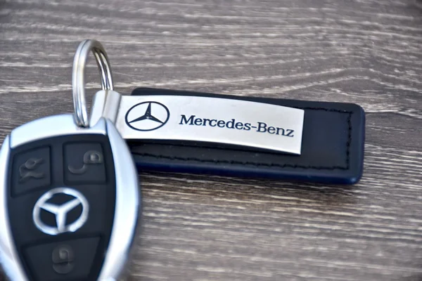 Mercedes-Benz anahtar bir ahşap yüzeye