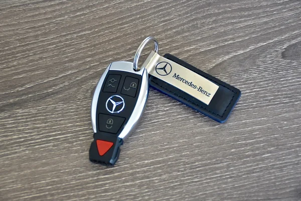 Mercedes-Benz anahtar bir ahşap yüzeye