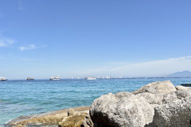 Capri açıkta okyanusa yelkenli tekneler
