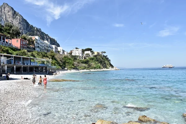 Turistas en la playa en la isla de Capri — Foto de Stock