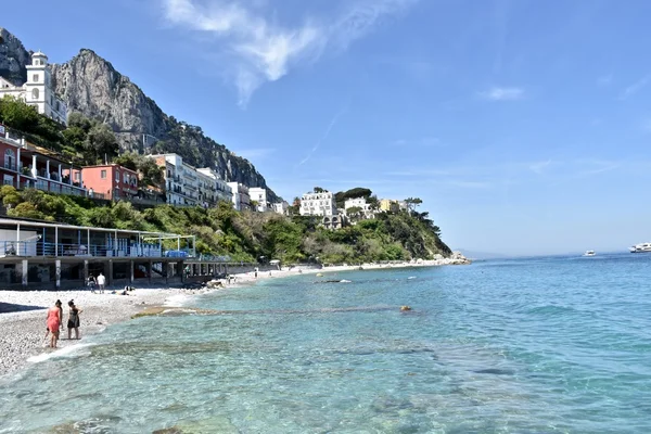 Turistas en la playa en la isla de Capri — Foto de Stock