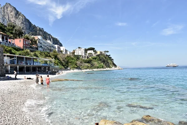 Turistas en la playa en la isla de Capri — Foto de Stock