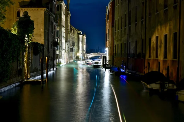 Night view of a small canal in Venice — Stock Photo, Image