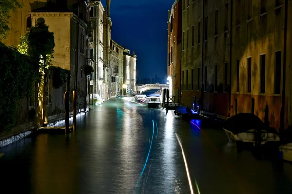 ベニスの小さな運河の夜景 — ストック写真