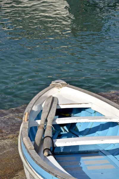 Kleine houten roeiboot aan de kust — Stockfoto
