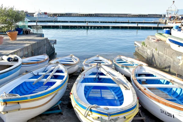 Boten uit de kust van Capri eiland — Stockfoto