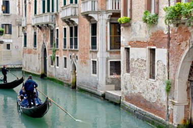 Venedik'te bir gondol alarak turist binmek