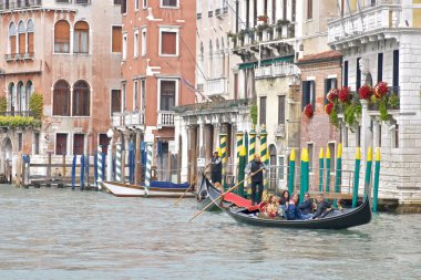 Venedik'te bir gondol alarak turist binmek