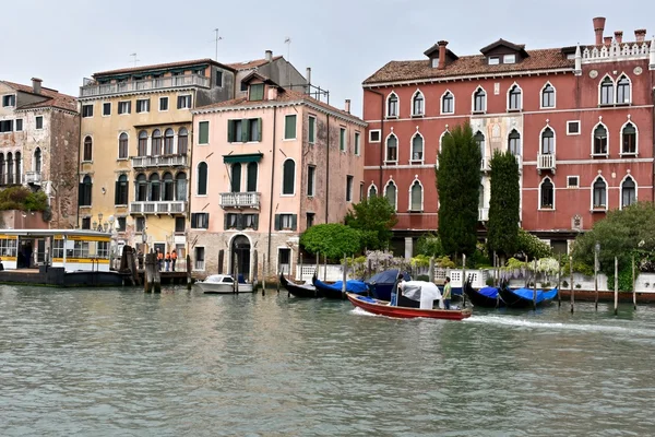 Turistas dando un paseo en góndola en Venecia — Foto de Stock