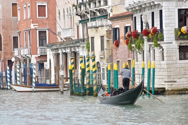 Turistas fazendo um passeio de gôndola em Veneza — Fotografia de Stock