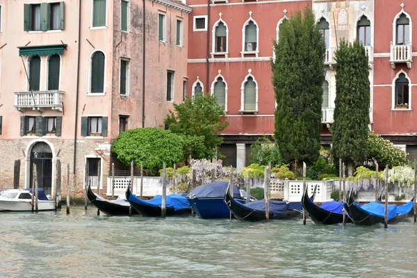 Turisták egy gondola Velencében ride — Stock Fotó