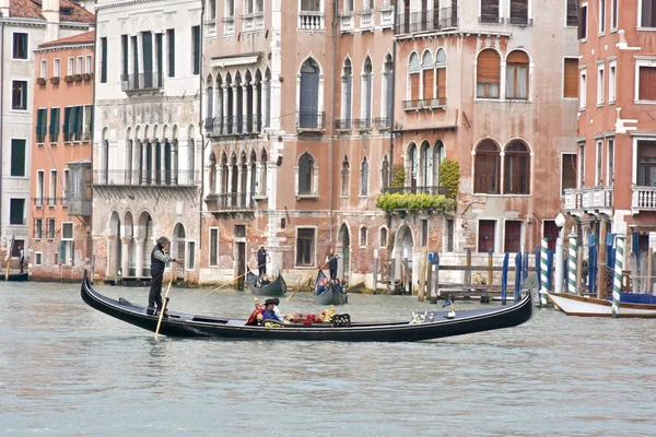 ヴェネツィアのゴンドラの観光客が乗る — ストック写真