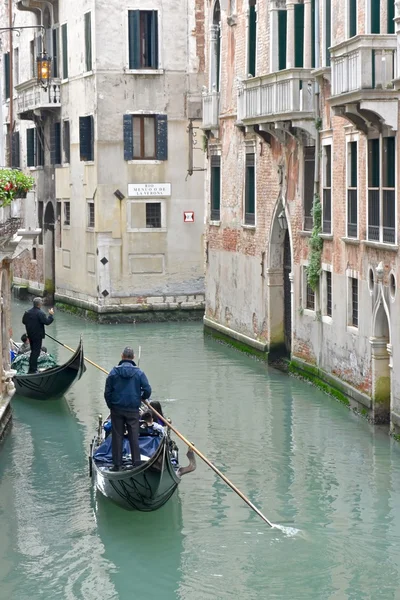 Turisták egy gondola Velencében ride — Stock Fotó