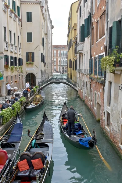 Turisták egy gondola Velencében ride — Stock Fotó