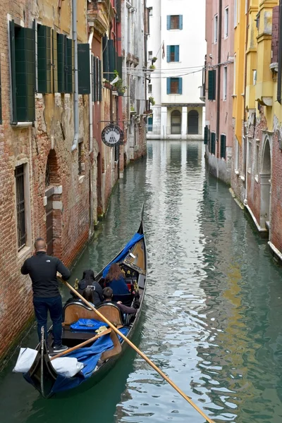 Turisták egy gondola Velencében ride — Stock Fotó