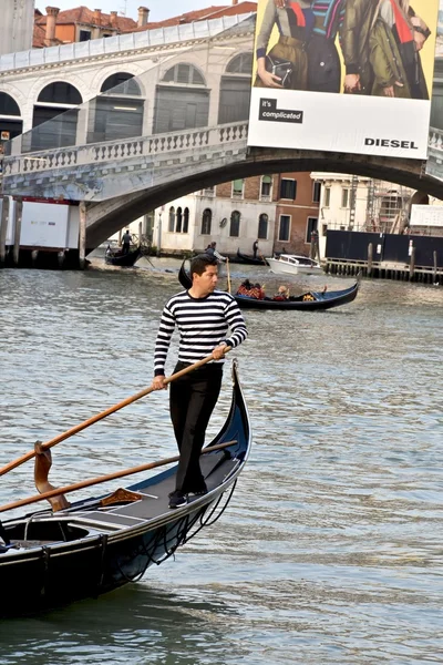 Turistas fazendo um passeio de gôndola em Veneza — Fotografia de Stock