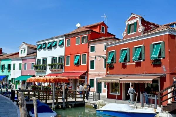 Kleurrijke gebouwen in burano — Stockfoto