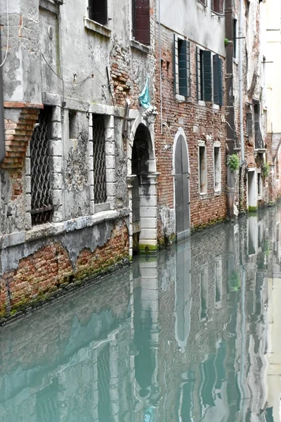 魅力的なヴェネツィアの運河を眺める — ストック写真