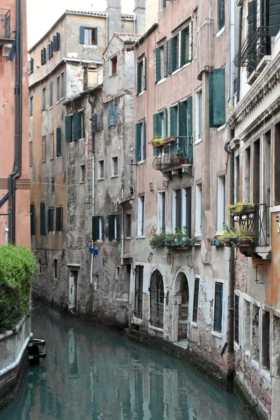 魅力的なヴェネツィアの運河を眺める — ストック写真