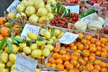 Çiftçi pazarda taze meyve