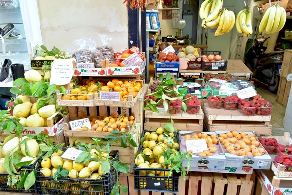 Färsk frukt på jordbrukarna marknaden — Stockfoto