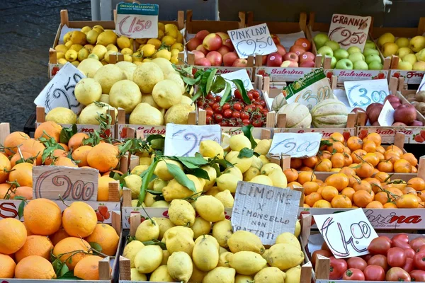 Fresh fruit at the farmers market — Stock Photo, Image