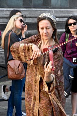 Kadın sokakta gerçekleştirme