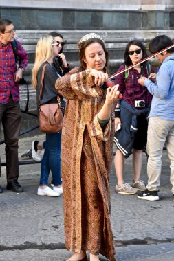 Kadın sokakta gerçekleştirme