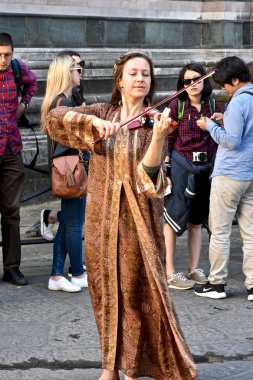 Kadın sokakta gerçekleştirme