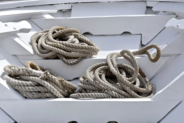 Zware touw aan de voorzijde van een boot — Stockfoto