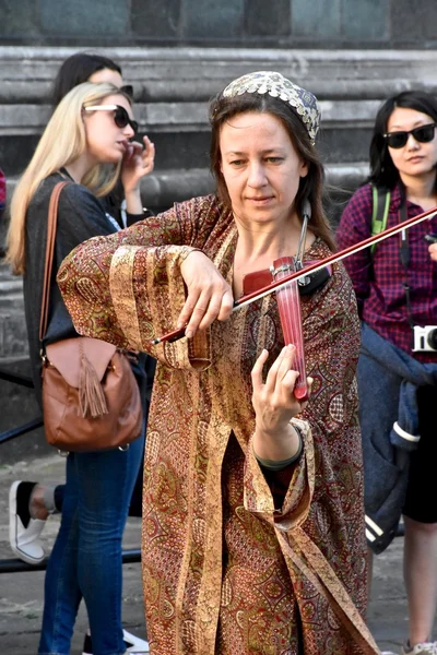 Kadın sokakta gerçekleştirme