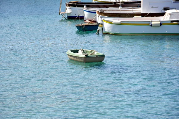 Kleine boot in het water — Stockfoto