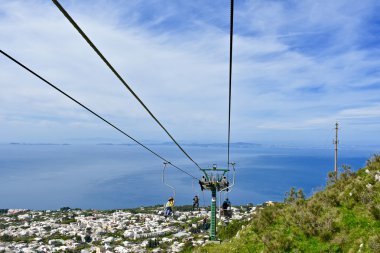 Anacapri üst ulaşmak için turistler dağ basma sürme