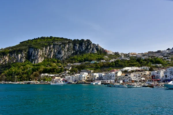 Stora fartyg hamnen på ön Capri — Stockfoto