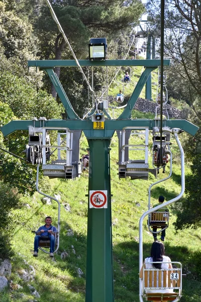 Toeristen rijden op de berg lift om naar de top van Anacapri — Stockfoto