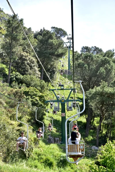 Toeristen rijden op de berg lift om naar de top van Anacapri — Stockfoto