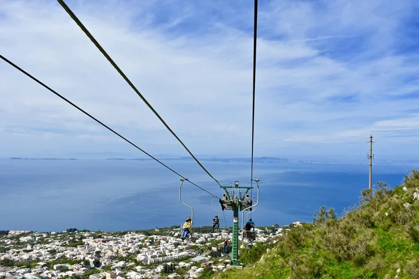 Turistas subindo o elevador da montanha para chegar ao topo de Anacapri — Fotografia de Stock