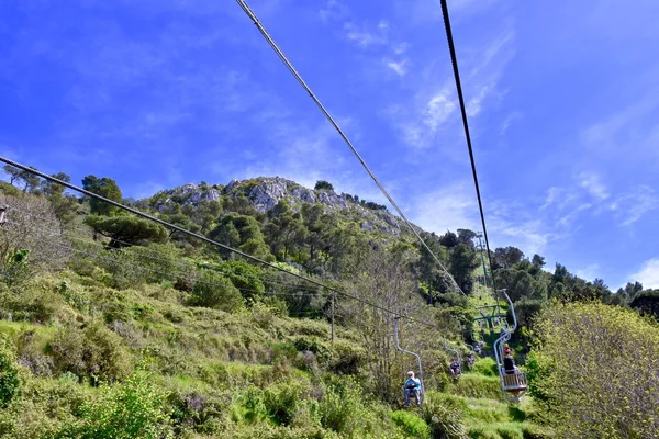 Wisatawan naik lift gunung untuk sampai ke puncak Anacapri Stok Gambar