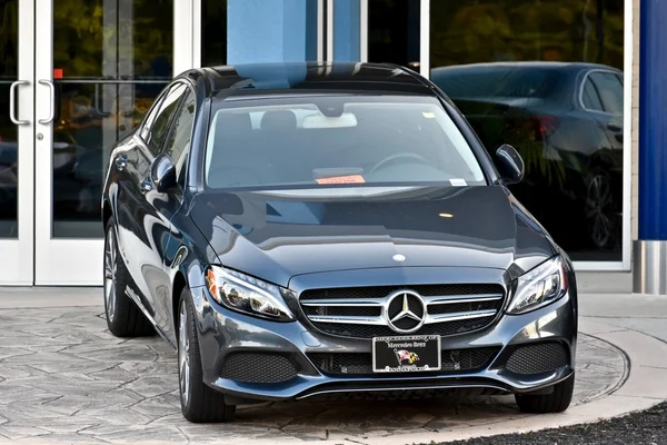 Mercedes-Benz baru diparkir di luar dealer Stok Gambar Bebas Royalti