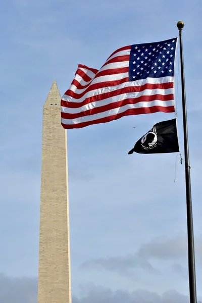 Флаг США и памятник Вашингтону — стоковое фото